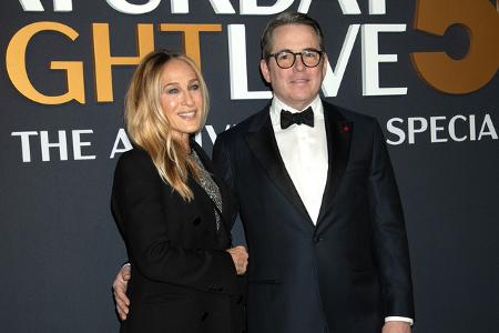 Während Carries Outfits gar nicht verrückt genug sein konnten, war SJPs Hochzeit mit ihrem Kollegen Matthew Broderick eine farblich sehr schlichte Angelegenheit: Die Braut trug Schwarz. 