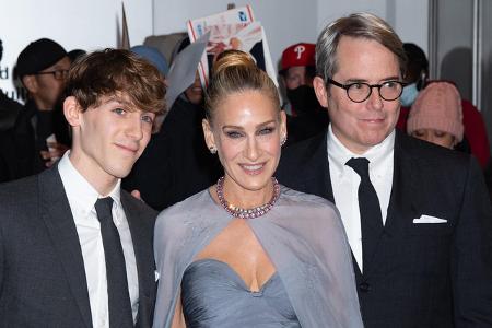 Dauerhaftes Liebesglück scheint Carrie Bradshaw nicht vergönnt — ganz im Gegensatz zu Sarah Jessica Parker, deren Ehe seit 1997 hält! Das Paar hat drei Kinder — hier sehen wir ihren Sohn James Wilke Broderick.