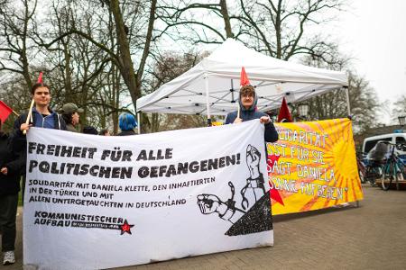 Unterstützer von Daniela Klette stehen vor dem Gerichtsgebäude. 