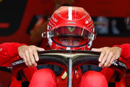 Erneut fehlen die Reifen - Die Niederlande sind kein gutes Pflaster für die Ferrari-Crew: 2023 startet Leclerc auf Reigenreifen, will aber früh auf Slicks wechseln. Das Problem: Als er an die Box kommt, stehen die richtigen Pneus nicht zur Verfügung. Das Heranschaffen kostet viele Sekunden, die italienische Presse schreibt von einer 'Peinlichkeit'.