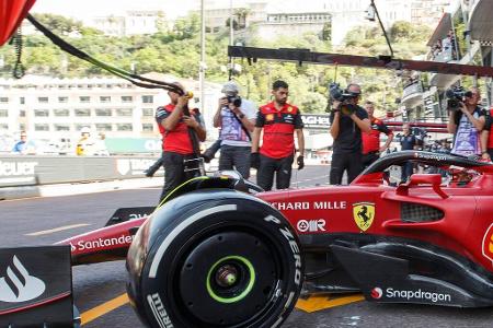 Doppel-Panne mal anders - Heimat hin oder her, Monaco war für Leclerc in den Vergangenheit (meist) kein gutes Pflaster, so auch 2022: Als Führender soll der Monegasse an die Box fahren, um sich neue Reifen zu holen. Erst kann sich Ferrari nicht entscheiden, ob Intermediates oder Hards, und lässt ihn draußen. In der Verwirrung kommt Leclerc zum Pitstop, als gerade noch Sainz abgefertigt wird. So muss er warten und verliert Platz 1.