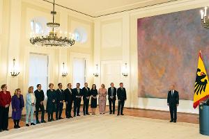 Scholz und seine Minister erhalten Entlassungsurkunden