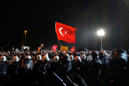 Seit knapp einer Woche gehen Menschen in der Türkei Verboten zum Trotz auf die Straße. (Archivbild) Seit knapp einer Woche gehen Menschen in der Türkei Verboten zum Trotz auf die Straße. (Archivbild)