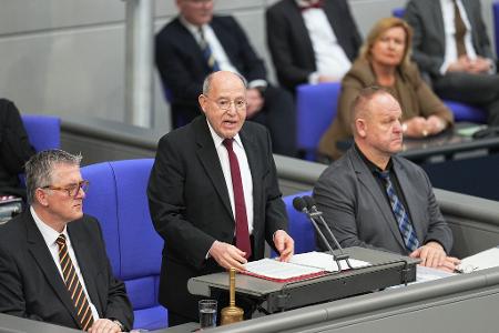 Alterspräsident Gysi eröffnet die konstituierende Sitzung.