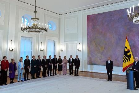 Bundespräsident Steinmeier überreicht der Regierung Scholz die Entlassungsurkunden.