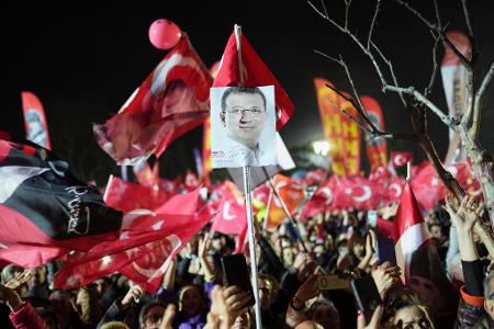 Die Menschen wagen sich in Istanbul, Ankara und Izmir trotz Demo-Verboten auf die Straßen. 