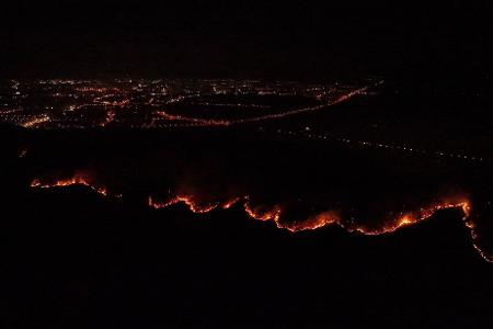 Im Osten Chinas und Norden rückten Feuerwehren unter der anhaltenden Trockenheit zu zahlreichen Waldbränden aus. 