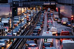 Umfrage: Zeitdruck und Gereiztheit bei der Arbeit nehmen zu