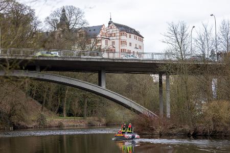Auch die Wasserschutzpolizei ist auf der Suche.