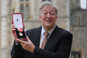 König Charles schlägt Stephen Fry zum Ritter
