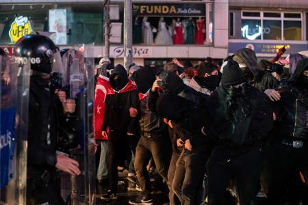 Der Polizei wird dagegen brutales Vorgehen gegen Demonstranten vorgeworfen. 