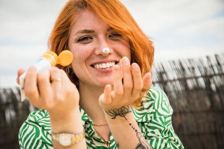 Stiftung Warentest hat 14 Sonnencremes fürs Gesicht getestet.