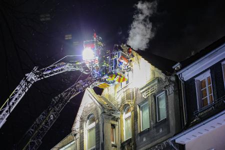 Zwei Menschen starben bei einem Brand in Leverkusen. Zwei Menschen starben bei einem Brand in Leverkusen.