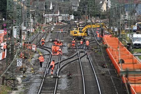 Bis Anfang der 30er Jahre sollen mehr als 40 wichtige Strecken grundlegend saniert werden - wie hier der Korridor zwischen Mannheim und Frankfurt. (Archivbild)