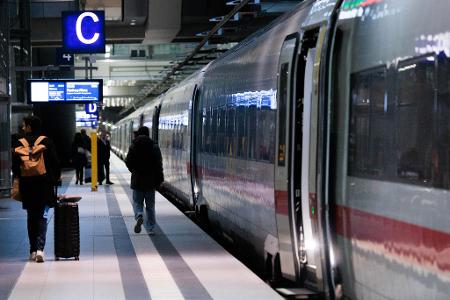 Einsteigen bitte - doch viele Züge waren im vergangenen Jahr verspätet unterwegs.