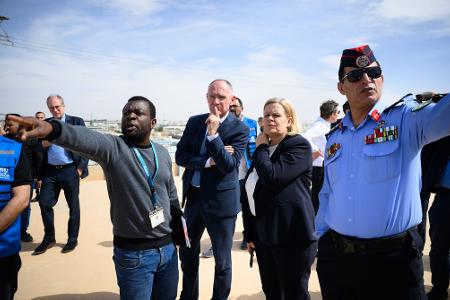 Bundesinnenministerin Nancy Faeser (SPD) und ihr österreichischer Amtskollege, Gerhard Karner, entschieden sich nach der Absage ihrer Reise nach Syrien, in Jordanien das Flüchtlingslager Saatari zu besuchen.