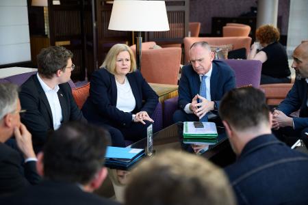 Nancy Faeser (SPD), geschäftsführende Bundesministerin für Inneres und Heimat, und Gerhard Karner (ÖVP), Innenminister von Österreich, informieren in einem Hotel in Amman die Mitglieder ihrer Delegationen über den Abbruch ihrer Reise nach Damaskus.