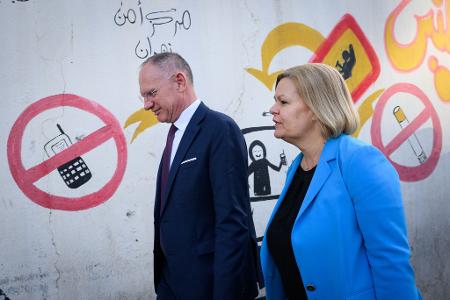 Vor ihrem Flug nach Syrien waren die geschäftsführende Bundesinnenministerin, Nancy Faeser (SPD) und ihr österreichischer Amtskollege, Gerhard Karner, zu Gesprächen in Jordanien.