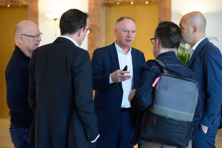 Gerhard Karner (ÖVP), Innenminister von Österreich, unterhält sich im Hotel in Amman mit Delegationsteilnehmern. Er wollte ursprünglich gemeinsam mit der geschäftsführenden Bundesinnenministerin, Nancy Faeser (SPD), nach Damaskus reisen - auch um ein Signal an syrische Flüchtlinge in Österreich zu senden.