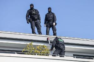 Hunderte Einsatzkräfte der Polizei waren an den Durchsuchungen in mehreren Ländern beteiligt.