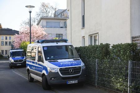 Mehr als 30 Wohn- und Gewerbeobjekte haben Einsatzkräfte im Kampf gegen organisierte Kriminalität in mehreren europäischen Ländern durchsucht.