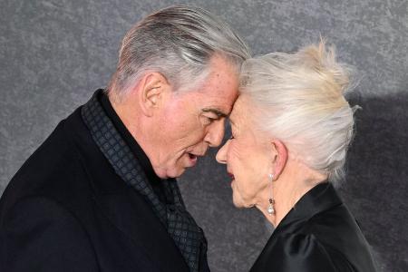 Bei Premiere: Helen Mirren kuschelt mit Pierce Brosnan Bei Premiere: Helen Mirren kuschelt mit Pierce Brosnan