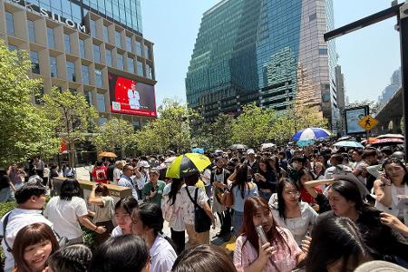 Im Stadtteil Silom flüchteten Tausende Menschen auf die Straße.