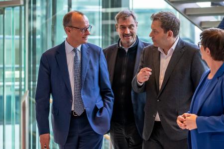 Die Spitzenverhandler trafen sich in der SPD-Zentrale. Die Spitzenverhandler trafen sich in der SPD-Zentrale.