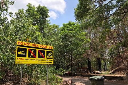 Ein Schild warnt im tropischen Norden von Australien vor Krokodilen. (Archivbild)
