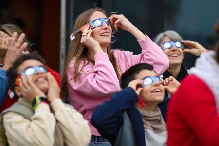 Wichtig beim Blick in den Himmel ist das Tragen einer speziellen Sonnenfinsternis-Schutzbrille. 