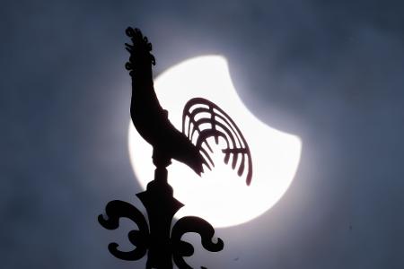 Einige Minuten nach 12 Uhr erreichte die partielle Sonnenfinsternis über Deutschland ihren Höhepunkt. 