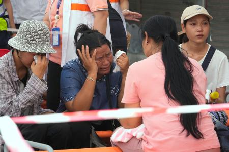 Vor dem eingestürzten Hochhaus in Bangkok warteten Menschen auf Neuigkeiten über ihre Angehörigen.