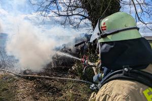 Brand eines Holzstoßes - Übergreifen auf Scheune konnte verhindert werden