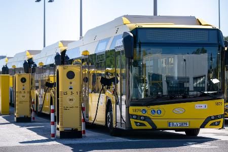 Die Berliner Verkehrsbetriebe (BVG) wollen ihre E-Busflotte von derzeit 227 Fahrzeugen in den nächsten drei Jahren nahezu verdoppeln. (Archivbild)