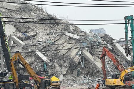 Von dem Rohbau ist nur ein riesiger Berg aus Schutt übrig geblieben.