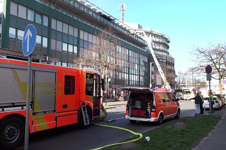 Bei einem Brand in einem Pflegeheim in Hannover wurden mehrere Menschen verletzt. Bei einem Brand in einem Pflegeheim in Hannover wurden mehrere Menschen verletzt.
