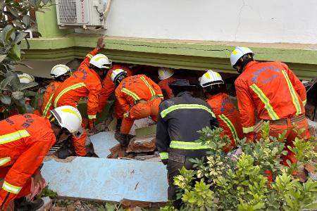 In Myanmar suchten die Retter weiter nach Überlebenden.