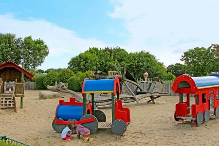 Kinderspielplatz, Sand, BŠume, Himmel