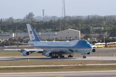 Trump spricht regelmäßig mit Journalisten an Bord der Präsidentenmaschine Air Force One.