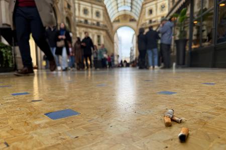 In der Viktor-Emanuel-II.-Galerie, der Einkaufspassage Galleria Vittorio Emanuele II, liegen Zigarettenkippen auf dem Boden.