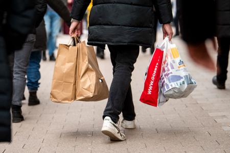 Volkswirte hoffen auf Konjunkturschub durch privaten Konsum (Symbolbild)