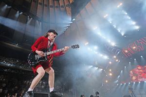 Angus Young: Darum trägt der AC/DC-Gitarrist eine Schuluniform