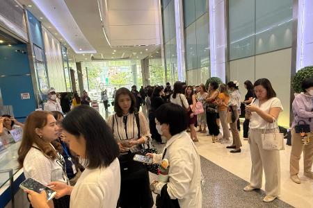 In Bangkok sind viele in Alarmbereitschaft - jetzt wurden wieder Hochhäuser evakuiert.