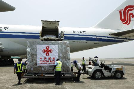 Vor allem China hilft den Erdbebenopfern.