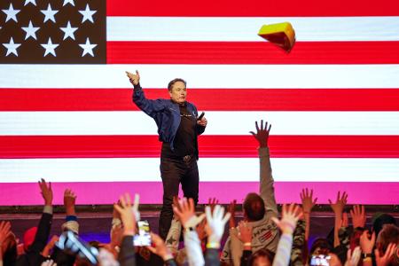 Musk wirft seinen Käsehut während einer Veranstaltung vor der Richterwahl im US-Bundesstaat Wisconsin in die Menschenmenge. 