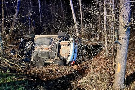 Der Fahrer des Polo kam von der Straße ab.
Foto: Polizei Minden-Lübbecke Der Fahrer des Polo kam von der Straße ab.
Foto: Polizei Minden-Lübbecke