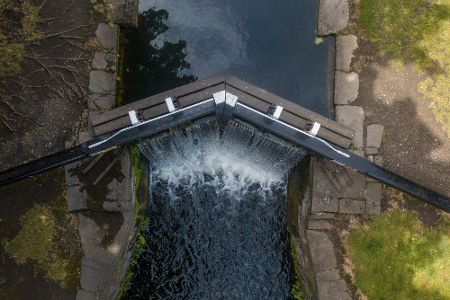 Schleuse an einem Fluss von oben fotografiert