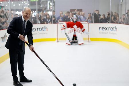 Knapp daneben ist auch vorbei: Das Eishockey-Duell zwischen Scholz und dem 