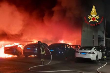 Italienische Feuerwehrleute löschen brennende Teslas (Handout)