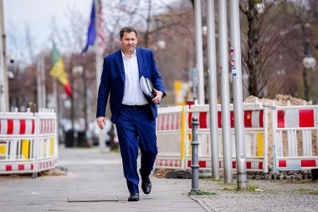 Zur 19-köpfigen Hauptverhandlungsgruppe gehören führende Vertreter von CDU, CSU und SPD um die Parteivorsitzenden. Zur 19-köpfigen Hauptverhandlungsgruppe gehören führende Vertreter von CDU, CSU und SPD um die Parteivorsitzenden.